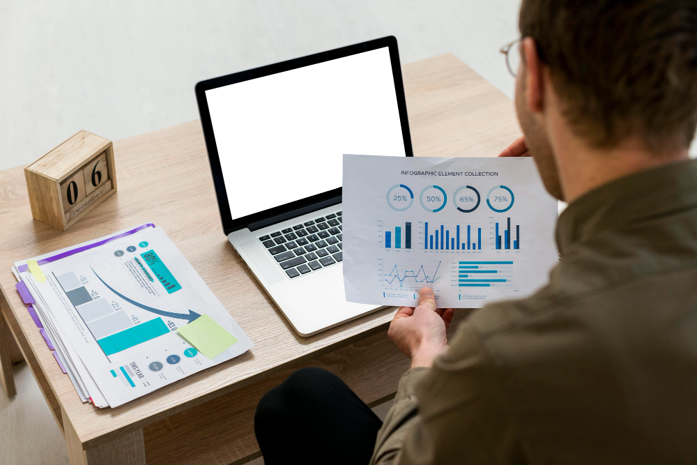 Mann am Computer liest KPI´s