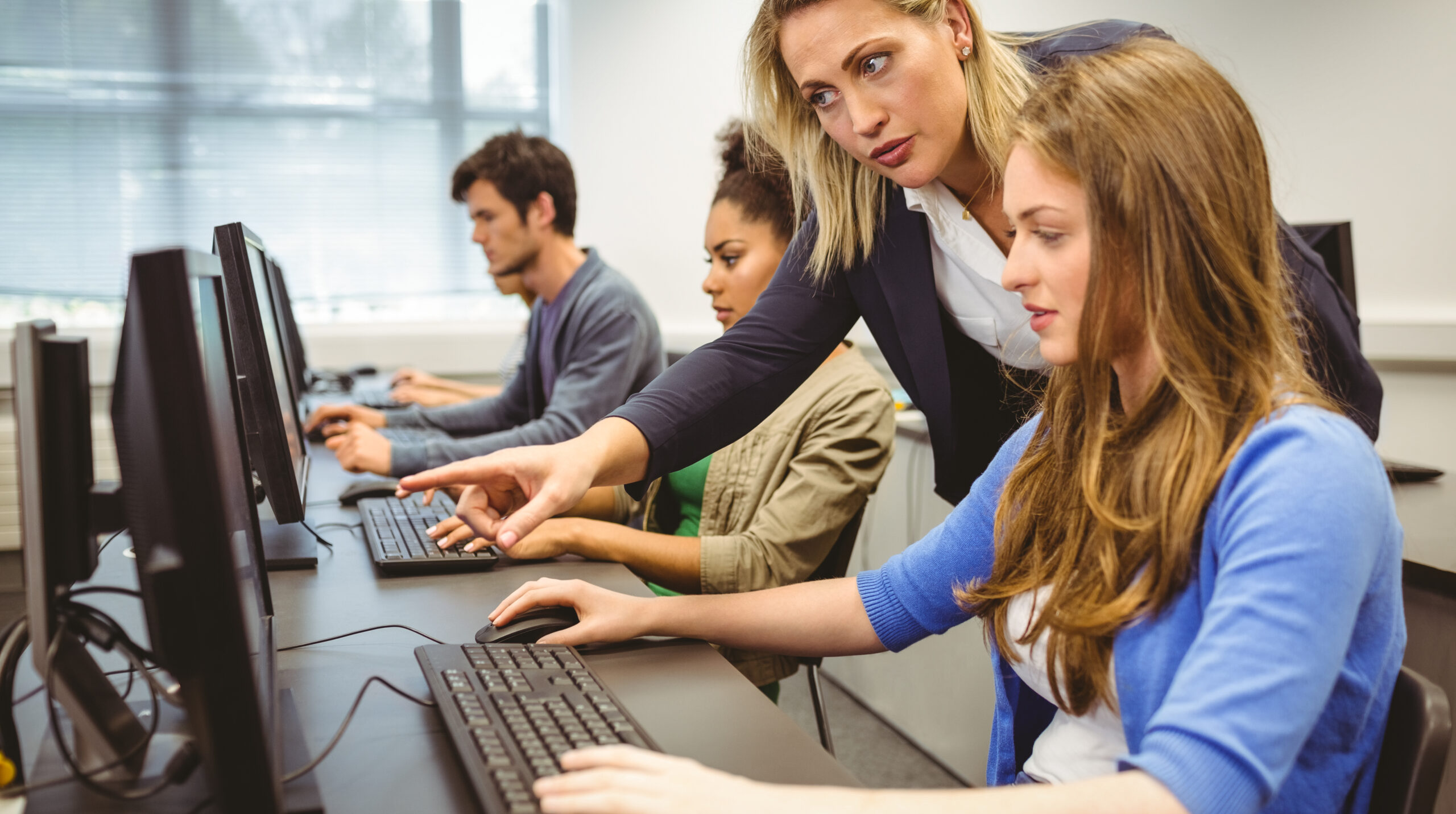 attraktiver Lehrer der im Datenschutz schult