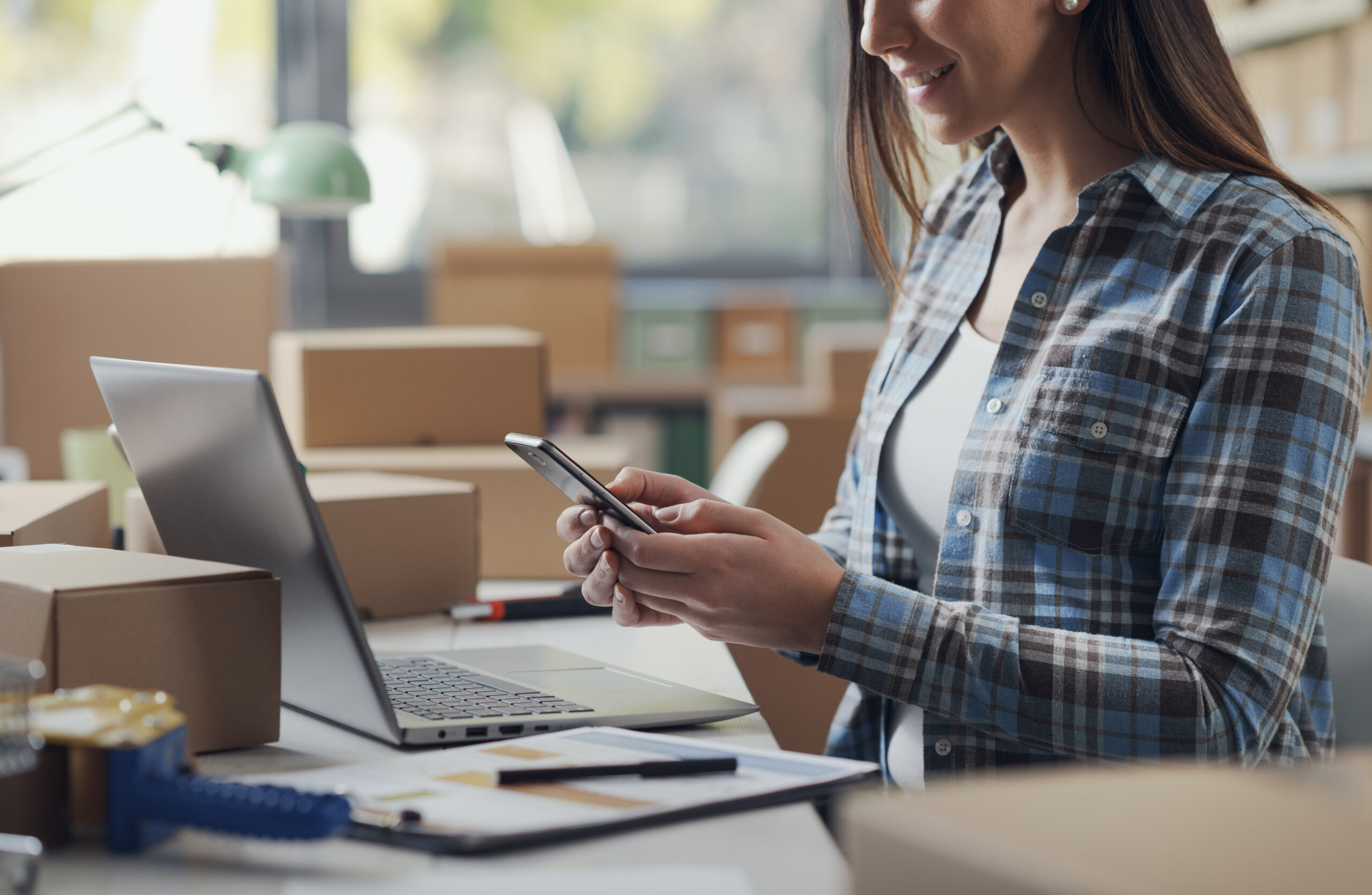 e-commerce-spezialist-mit-einem-smartphone.j