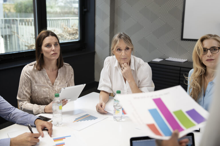 Frauen die bei der Arbeit ein geschäftsplanerstellen