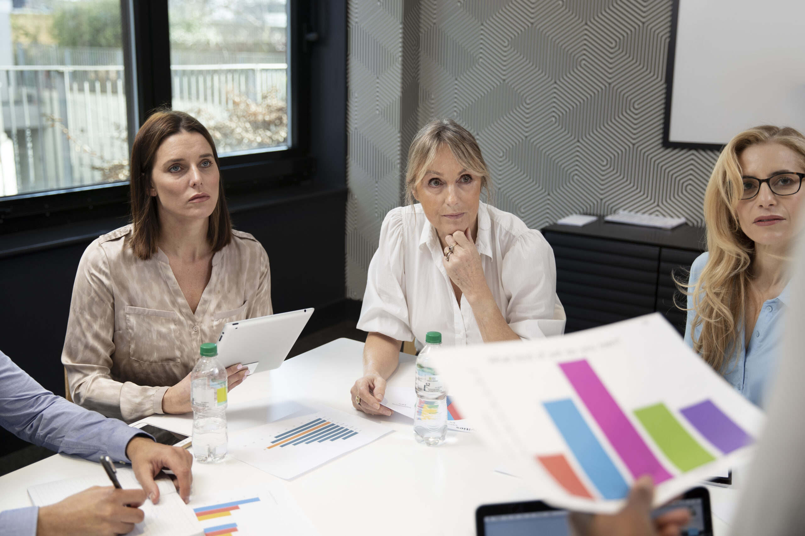 Frauen die bei der Arbeit ein geschäftsplanerstellen