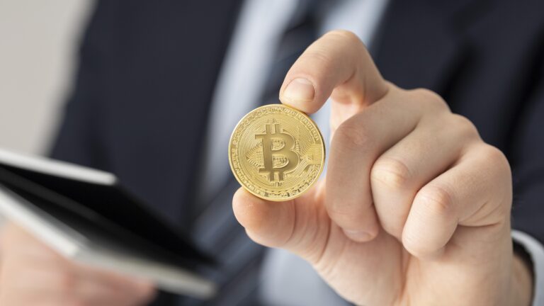 Mann mit mit Bitcoin