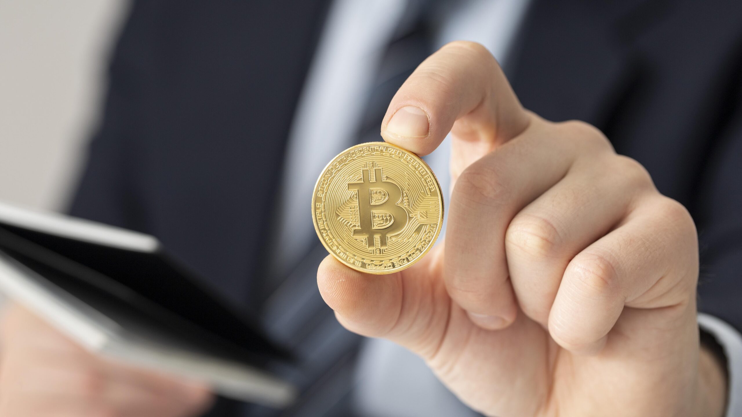 Mann mit mit Bitcoin
