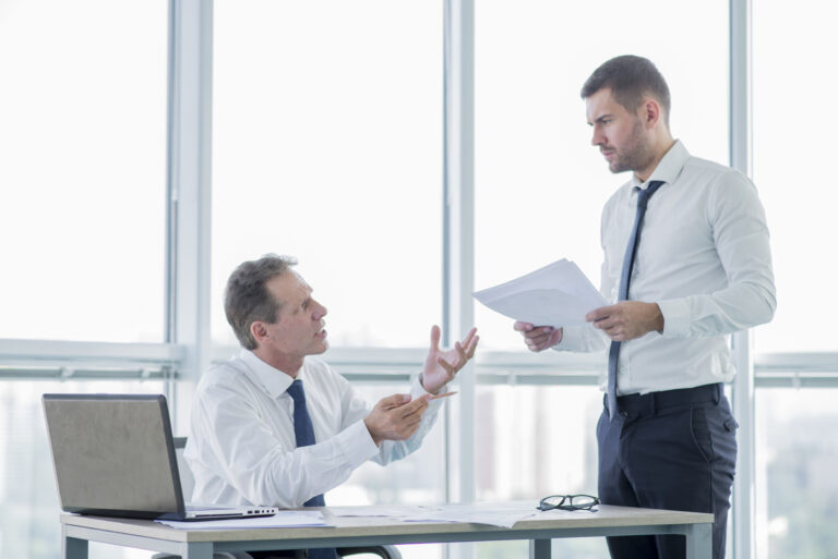 Streit im Büro 2 Männer