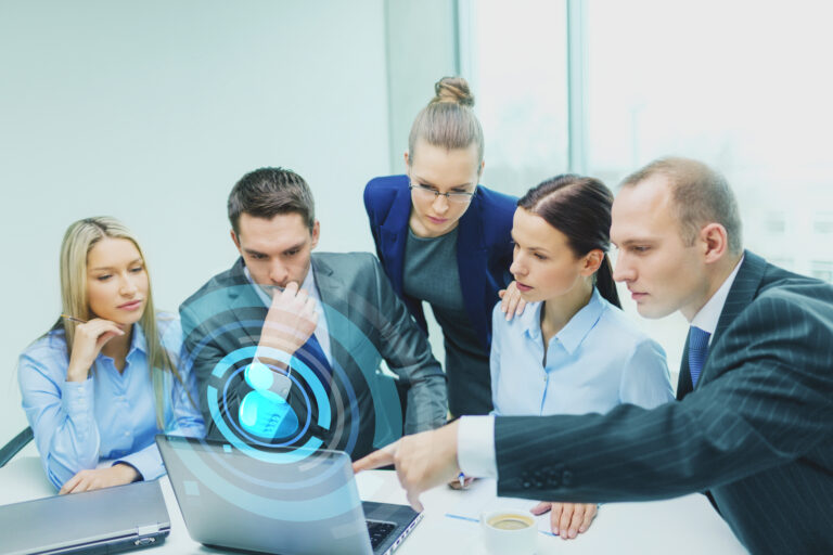 geschafts-technologie-und-personenkonzept-serioses-geschaftsteam-mit-laptop-computern-und-projektion-von-benutzersymbolen