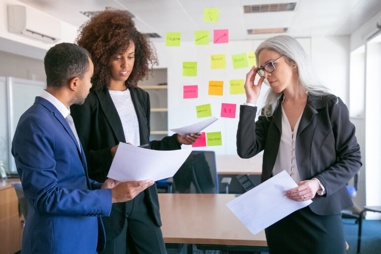 zuversichtlich-geschaftsleute-diskutieren-analysedaten-erfolgreiche-erfahrene-manager-buroanzugen-treffen-sich-im-konferenzraum-und-planen-strategie-teamwork-geschafts-und-managementkonzept.jpg