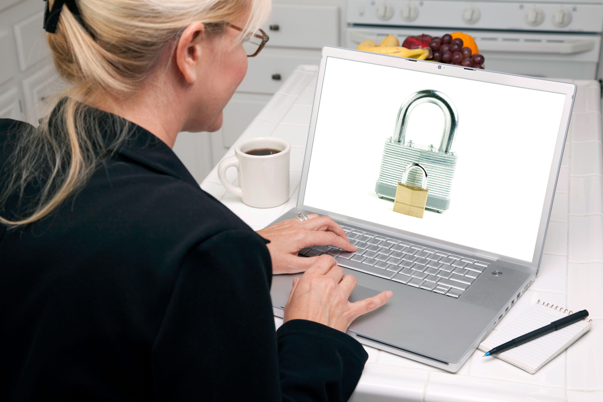 Frau kümmert sich um Datenschutz