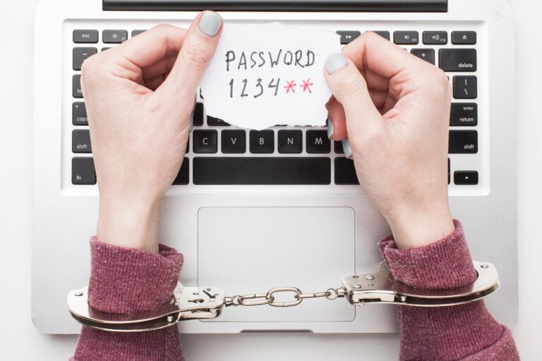 1 – draufsicht-der-hande-mit-handschellen-die-laptop-passwort-halten