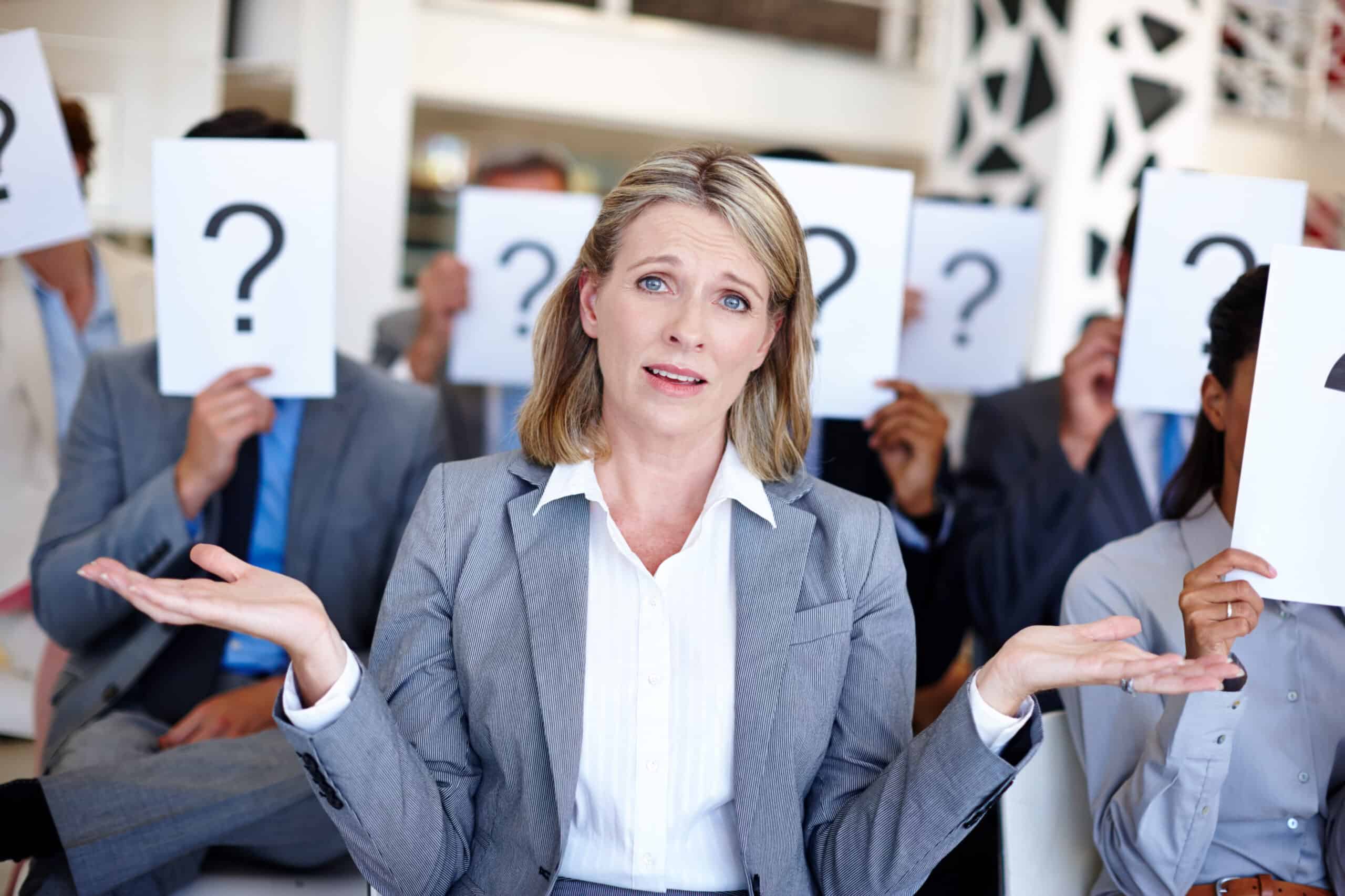 fragezeichen-im-portrat-fur-unternehmensproblem-oder-unsicher-mitarbeiter-publikum-und-zeichen-mit-emoji-bei-der-prasentation-fur-treffen-anfrage-zweifel-