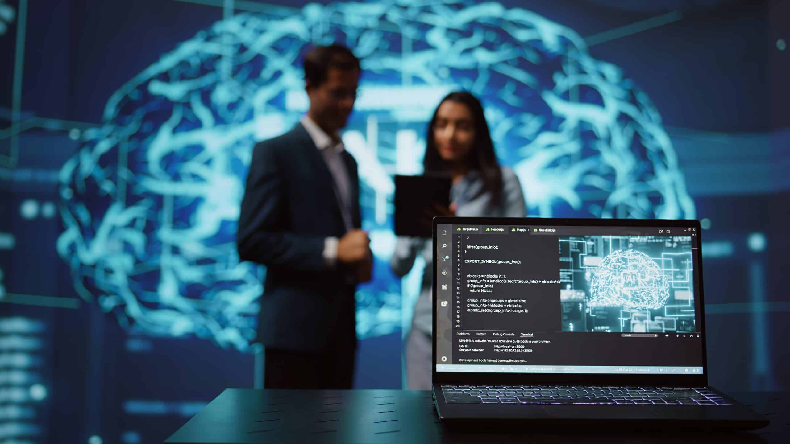 nahaufnahme-eines-notebooks-das-von-mitarbeitern-verwendet-wird-die-ki-systeme-einem-tech-startup-entwickeln-scaled